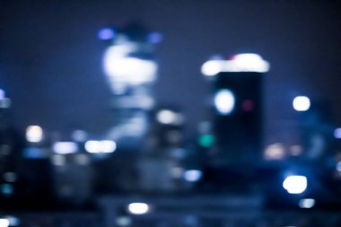 Bulanık Büyükşehir Bölgesi - gece hayatı, arka plan ve modern koyu tonları kavramı. Büyük şehir geceleri canlanır