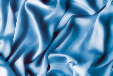 Mavi yumuşak ipek dalgalar, flatlay - şık kumaş dokular, arka ve modern pastel renklerle kavramı. Lüks dokunuş hissediyorum
