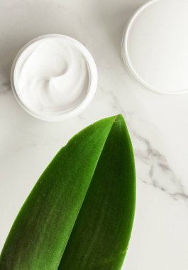 Anti-yaş krem ürünlerde mermer, flatlay - cilt bakımı ve vücut bakımı, lüks bir spa ve temiz kozmetik kavramı. Bir organik spa deneyimi güzelliği