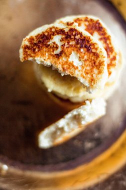 Laktoz ücretsiz, düşük karbonhidrat süzme peynir krep, yemek kitabı tarifleri - sağlıklı beslenme, rustik ve geleneksel gıda kavramı. En sevdiğim ev yapımı kahvaltı sunulmaktadır