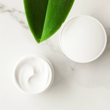 Anti-yaş krem ürünlerde mermer, flatlay - cilt bakımı ve vücut bakımı, lüks bir spa ve temiz kozmetik kavramı. Bir organik spa deneyimi güzelliği