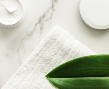 Anti-yaş krem ürünlerde mermer, flatlay - cilt bakımı ve vücut bakımı, lüks bir spa ve temiz kozmetik kavramı. Bir organik spa deneyimi güzelliği