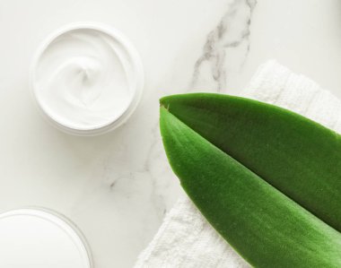 Anti-yaş krem ürünlerde mermer, flatlay - cilt bakımı ve vücut bakımı, lüks bir spa ve temiz kozmetik kavramı. Bir organik spa deneyimi güzelliği