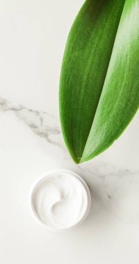 Anti-yaş krem ürünlerde mermer, flatlay - cilt bakımı ve vücut bakımı, lüks bir spa ve temiz kozmetik kavramı. Bir organik spa deneyimi güzelliği