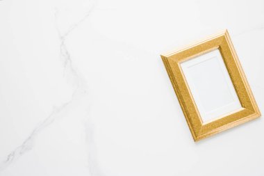 Mermer, flatlay - modern kadınsı, resmi lüks tasarım konsepti, sahte altın fotoğraf karesinde. Chic ile süsleyin ve stil