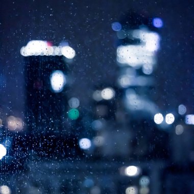 Bulanık Büyükşehir Bölgesi - gece hayatı, arka plan ve modern koyu tonları kavramı. Büyük şehir geceleri canlanır