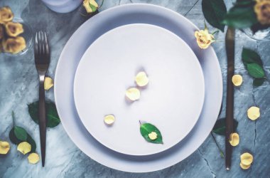 Akşam yemeği, flatlay - düğün, olay dekorasyon ve ilham kavramı için yaratıcı şık sofra. Klas tablo ayarı dekor fikir