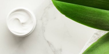 Anti-yaş krem ürünlerde mermer, flatlay - cilt bakımı ve vücut bakımı, lüks bir spa ve temiz kozmetik kavramı. Bir organik spa deneyimi güzelliği