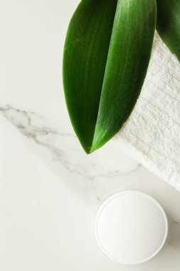 Anti-yaş krem ürünlerde mermer, flatlay - cilt bakımı ve vücut bakımı, lüks bir spa ve temiz kozmetik kavramı. Bir organik spa deneyimi güzelliği