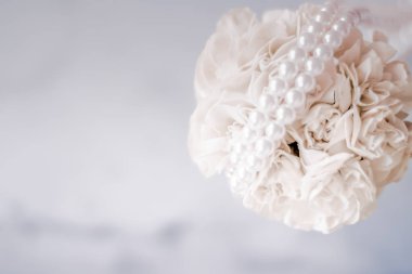 Gelin Buketi beyaz gül - düğün günü, çiçek güzellik, lüks olay dekorasyon konsepti. Hayatımızın en mutlu günü