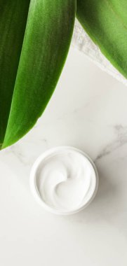 Anti-yaş krem ürünlerde mermer, flatlay - cilt bakımı ve vücut bakımı, lüks bir spa ve temiz kozmetik kavramı. Bir organik spa deneyimi güzelliği