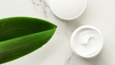 Anti-yaş krem ürünlerde mermer, flatlay - cilt bakımı ve vücut bakımı, lüks bir spa ve temiz kozmetik kavramı. Bir organik spa deneyimi güzelliği