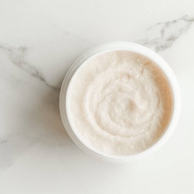 Bodur ve Peeling Kremi ürünlerde bir mermer, flatlay - cilt bakımı ve vücut bakımı, lüks bir spa ve temiz kozmetik kavramı. Sağlık ve güzellik cilt