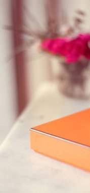 Kutusu ve çiçekler onun için - anneler günü fikirleri, mutlu veren ve tatil ilham kavramı mevcut. Annem için mükemmel bir hediye