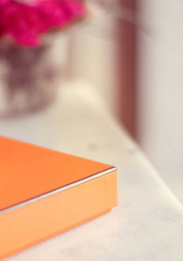 Kutusu ve çiçekler onun için - anneler günü fikirleri, mutlu veren ve tatil ilham kavramı mevcut. Annem için mükemmel bir hediye