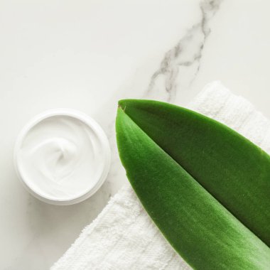 Anti-yaş krem ürünlerde mermer, flatlay - cilt bakımı ve vücut bakımı, lüks bir spa ve temiz kozmetik kavramı. Bir organik spa deneyimi güzelliği