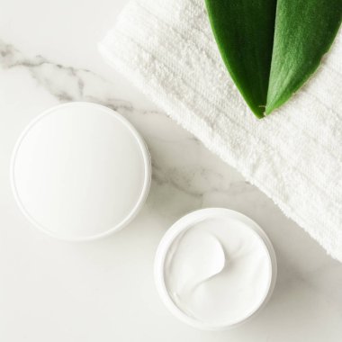 Anti-yaş krem ürünlerde mermer, flatlay - cilt bakımı ve vücut bakımı, lüks bir spa ve temiz kozmetik kavramı. Bir organik spa deneyimi güzelliği