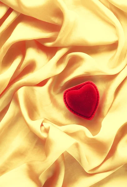 Czerwone Serce Kształcie Biżuterię Pudełko Golden Silk Walentynki Prawdziwej Miłości — Zdjęcie stockowe