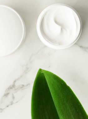 Anti-yaş krem ürünlerde mermer, flatlay - cilt bakımı ve vücut bakımı, lüks bir spa ve temiz kozmetik kavramı. Bir organik spa deneyimi güzelliği