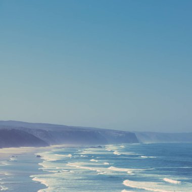 Güzel bir sahil şeridi Avrupa - seyahat, tatil ve yaz konsepti Atlas Okyanusu'nda görünümünü. Mükemmel tatil beldesi