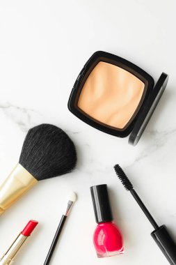 Kalıcı makyaj ve Kozmetik Tarih mermer, flatlay - modern kadınsı yaşam tarzı, vlog arka plan ve tarz stok kavramı. Güzellik ilham bir moda blog