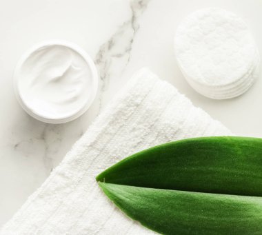 Anti-yaş krem ürünlerde mermer, flatlay - cilt bakımı ve vücut bakımı, lüks bir spa ve temiz kozmetik kavramı. Bir organik spa deneyimi güzelliği