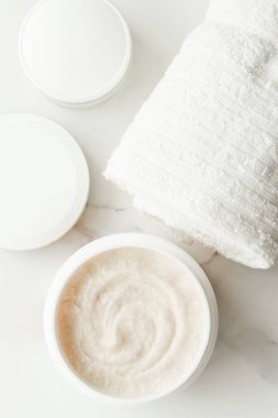 Bodur ve Peeling Kremi ürünlerde bir mermer, flatlay - cilt bakımı ve vücut bakımı, lüks bir spa ve temiz kozmetik kavramı. Sağlık ve güzellik cilt