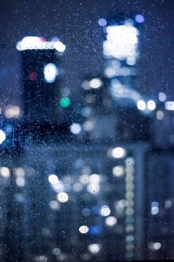 Bulanık Büyükşehir Bölgesi - gece hayatı, arka plan ve modern koyu tonları kavramı. Büyük şehir geceleri canlanır