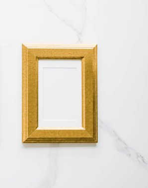 Mermer, flatlay - modern kadınsı, resmi lüks tasarım konsepti, sahte altın fotoğraf karesinde. Chic ile süsleyin ve stil
