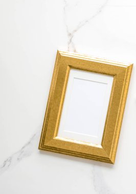 Mermer, flatlay - modern kadınsı, resmi lüks tasarım konsepti, sahte altın fotoğraf karesinde. Chic ile süsleyin ve stil