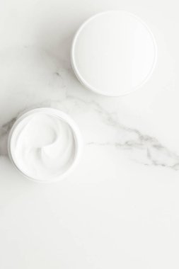 Tamamen doğal Emülsiyon Krem mermer, flatlay - cilt bakımı ve vücut bakımı, lüks bir spa ve temiz kozmetik kavramı üzerinde. Organik güzellik bakımı süre