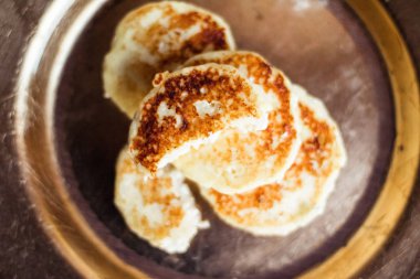 Laktoz ücretsiz, düşük karbonhidrat süzme peynir krep, yemek kitabı tarifleri - sağlıklı beslenme, rustik ve geleneksel gıda kavramı. En sevdiğim ev yapımı kahvaltı sunulmaktadır