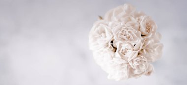 Gelin Buketi beyaz gül - düğün günü, çiçek güzellik, lüks olay dekorasyon konsepti. Hayatımızın en mutlu günü