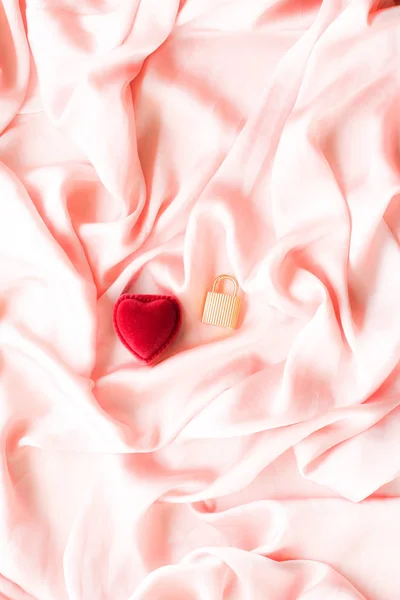 Czerwone Serce Kształcie Biżuterię Pudełko Różowy Jedwab Walentynki Prawdziwej Miłości — Zdjęcie stockowe