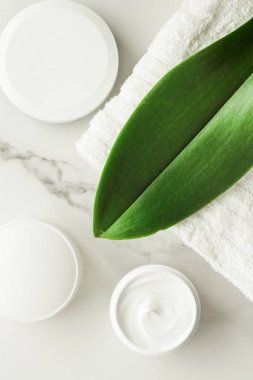 Anti-yaş krem ürünlerde mermer, flatlay - cilt bakımı ve vücut bakımı, lüks bir spa ve temiz kozmetik kavramı. Bir organik spa deneyimi güzelliği