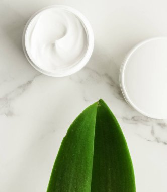 Anti-yaş krem ürünlerde mermer, flatlay - cilt bakımı ve vücut bakımı, lüks bir spa ve temiz kozmetik kavramı. Bir organik spa deneyimi güzelliği