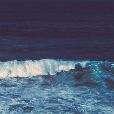 Güzel bir sahil şeridi Avrupa - seyahat, tatil ve yaz konsepti Atlas Okyanusu'nda görünümünü. Mükemmel tatil beldesi