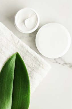 Anti-yaş krem ürünlerde mermer, flatlay - cilt bakımı ve vücut bakımı, lüks bir spa ve temiz kozmetik kavramı. Bir organik spa deneyimi güzelliği