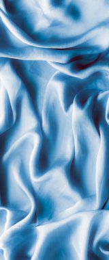 Mavi yumuşak ipek dalgalar, flatlay - şık kumaş dokular, arka ve modern pastel renklerle kavramı. Lüks dokunuş hissediyorum