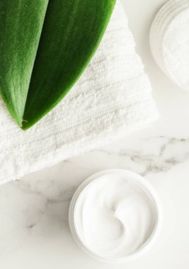 Anti-yaş krem ürünlerde mermer, flatlay - cilt bakımı ve vücut bakımı, lüks bir spa ve temiz kozmetik kavramı. Bir organik spa deneyimi güzelliği