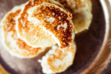 Laktoz ücretsiz, düşük karbonhidrat süzme peynir krep, yemek kitabı tarifleri - sağlıklı beslenme, rustik ve geleneksel gıda kavramı. En sevdiğim ev yapımı kahvaltı sunulmaktadır