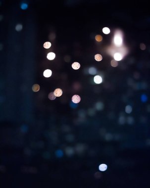 Bulanık Büyükşehir Bölgesi - gece hayatı, arka plan ve modern koyu tonları kavramı. Büyük şehir geceleri canlanır