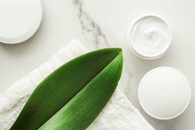 Anti-yaş krem ürünlerde mermer, flatlay - cilt bakımı ve vücut bakımı, lüks bir spa ve temiz kozmetik kavramı. Bir organik spa deneyimi güzelliği