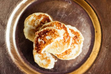 Laktoz ücretsiz, düşük karbonhidrat süzme peynir krep, yemek kitabı tarifleri - sağlıklı beslenme, rustik ve geleneksel gıda kavramı. En sevdiğim ev yapımı kahvaltı sunulmaktadır