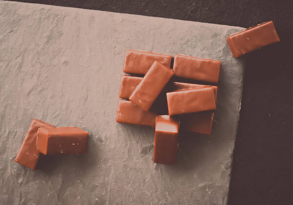 Сладкие швейцарские шоколадные конфеты на каменном столе, плоский стол - десерты, кондитерские изделия и безглютеновые органические продукты питания концепции. Все, что тебе нужно это шоколад
