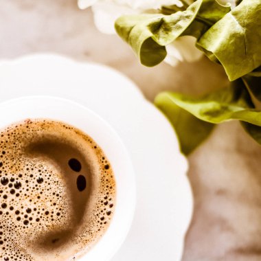 Vintage fincan aromalı espresso, flatlay - mükemmel kahvaltı ve kadınsı tasarımlı kavram. Sabah kahvemi sevdiğim