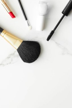 Kalıcı makyaj ve Kozmetik Tarih mermer, flatlay - modern kadınsı yaşam tarzı, vlog arka plan ve tarz stok kavramı. Güzellik ilham bir moda blog