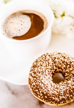 Vintage fincan aromalı espresso, flatlay - mükemmel kahvaltı ve kadınsı tasarımlı kavram. Sabah kahvemi sevdiğim