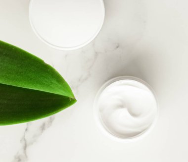 Anti-yaş krem ürünlerde mermer, flatlay - cilt bakımı ve vücut bakımı, lüks bir spa ve temiz kozmetik kavramı. Bir organik spa deneyimi güzelliği