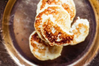 Laktoz ücretsiz, düşük karbonhidrat süzme peynir krep, yemek kitabı tarifleri - sağlıklı beslenme, rustik ve geleneksel gıda kavramı. En sevdiğim ev yapımı kahvaltı sunulmaktadır